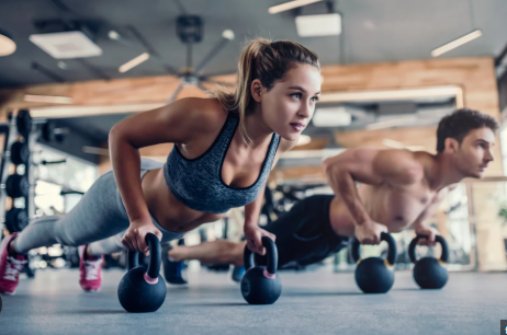 Persone che si allenano in palestra